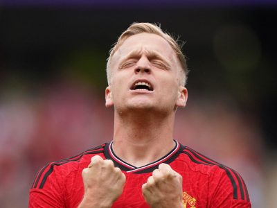 Donny van Beek back from injury for Manchester United